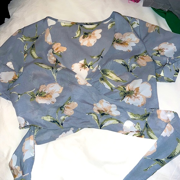 Floral Tie Crop Top - Picture 10 of 11